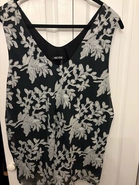 NIC+ZOE Black Sleeveless Camisole with White Floral Embroidery